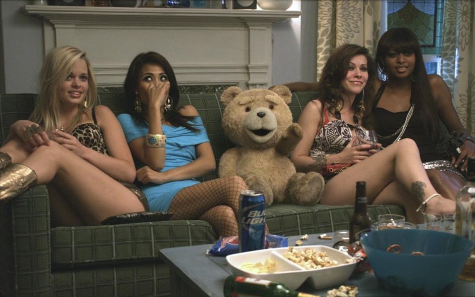 Ted 2. «Ted 2»:&nbsp;Ο Σεθ Μακφάρλαν επιστρέφει με τη συνέχεια της ανατρεπτικής κωμωδίας του 2012, με πρωταγωνιστή το άτακτο και αθυρόστομο αρκουδάκι που αγαπήθηκε τόσο πολύ και έσπασε τα ταμεία παγκοσμίως.