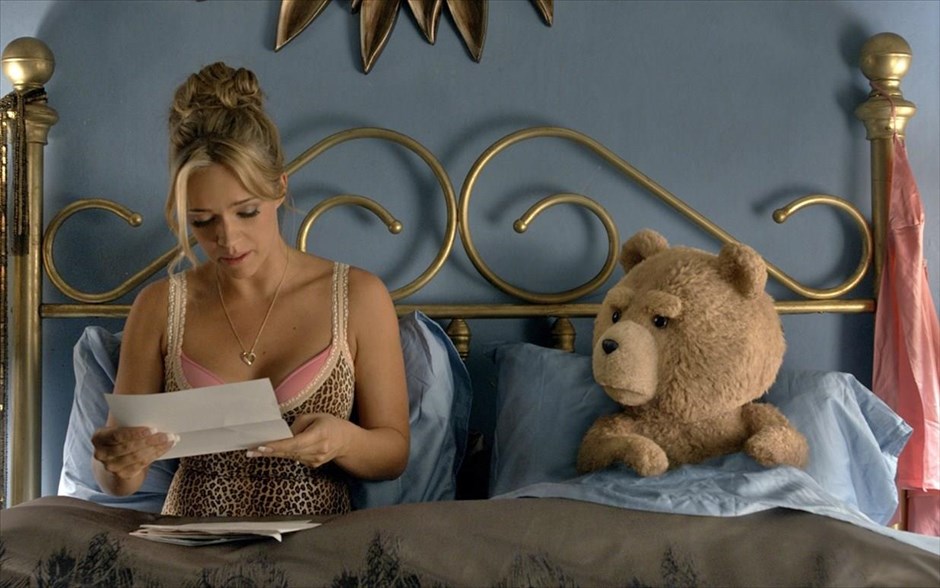 Ted 2 . «Ted 2»: Ο Σεθ Μακφάρλαν επιστρέφει με τη συνέχεια της ανατρεπτικής κωμωδίας του 2012, με πρωταγωνιστή το άτακτο και αθυρόστομο αρκουδάκι που αγαπήθηκε τόσο πολύ και έσπασε τα ταμεία παγκοσμίως.