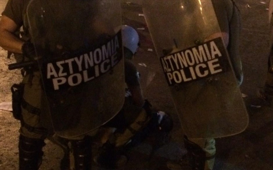 Μολότοφ και χημικά στο Σύνταγμα. 