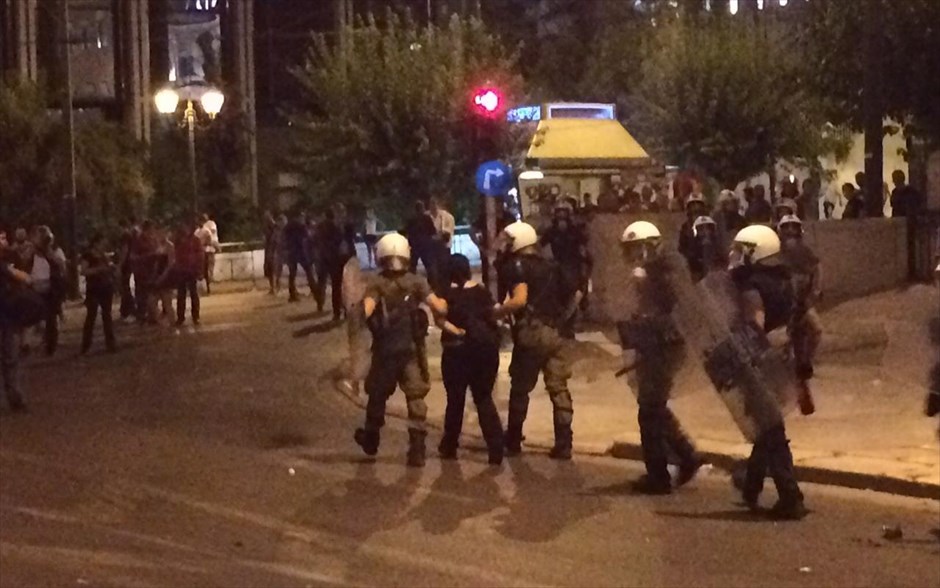Μολότοφ και χημικά στο Σύνταγμα. 
