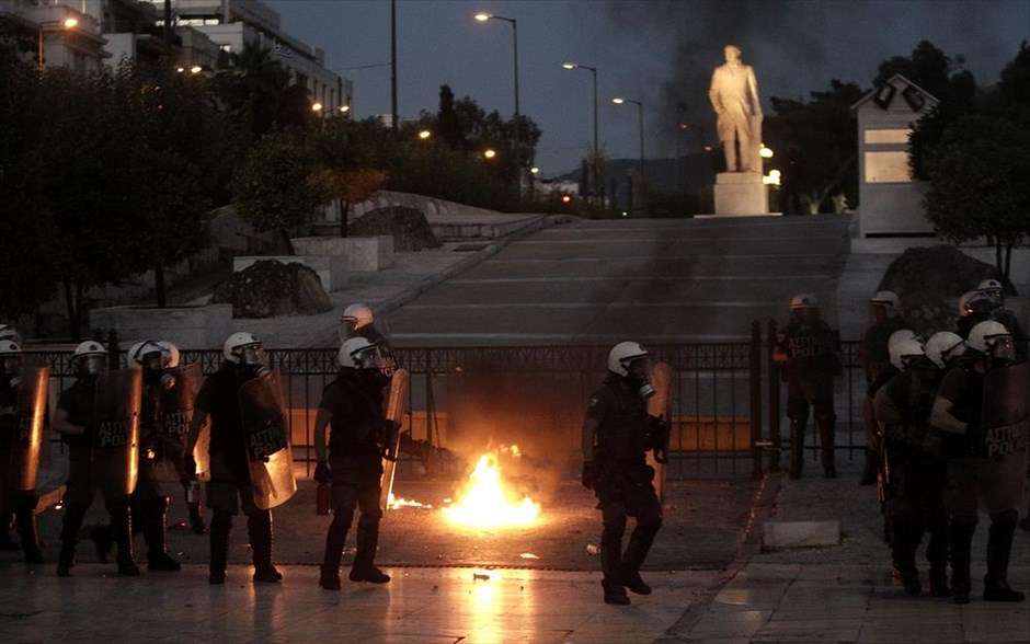 Μολότοφ και χημικά στο Σύνταγμα. 