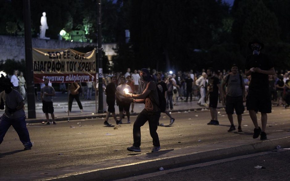 Μολότοφ και χημικά στο Σύνταγμα. Διαδηλωτές πετούν μολότοφ σε άντρες των ΜΑΤ .