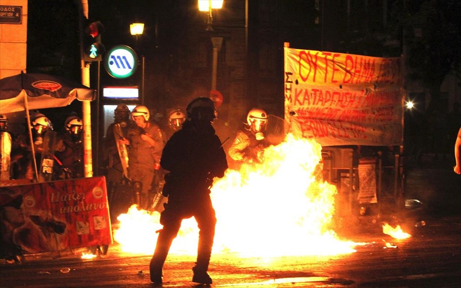 Μολότοφ και χημικά στο Σύνταγμα. 