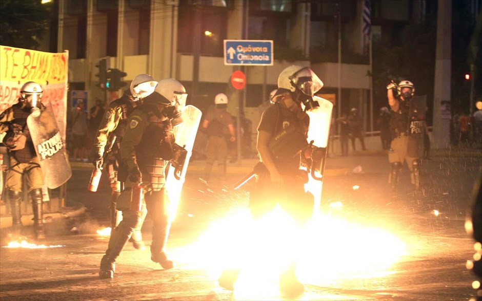 Μολότοφ και χημικά στο Σύνταγμα. 