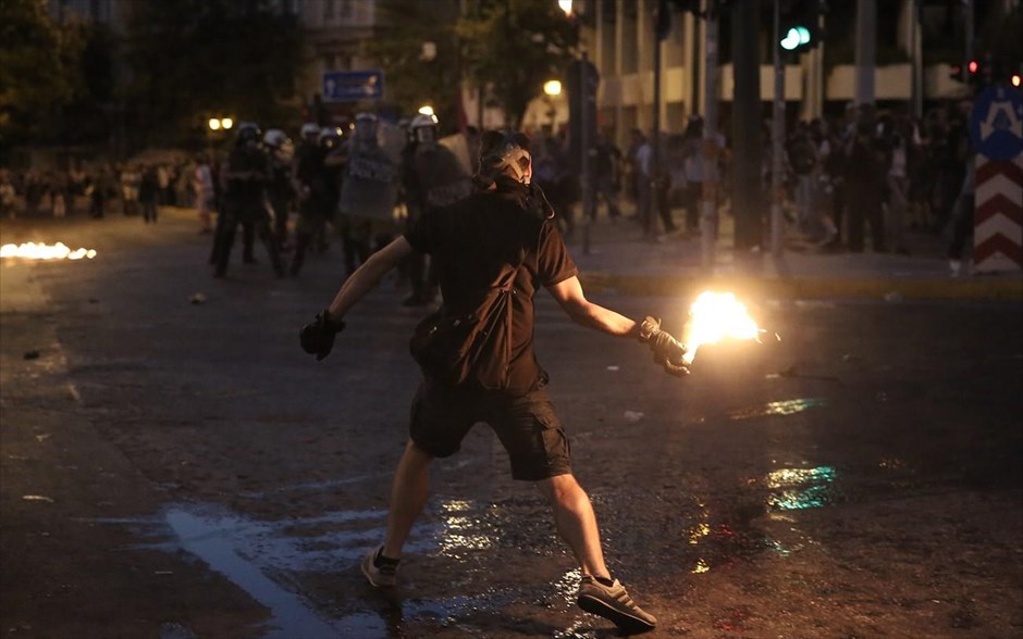 Μολότοφ και χημικά στο Σύνταγμα. Διαδηλωτές πετούν μολότοφ σε άντρες των ΜΑΤ .