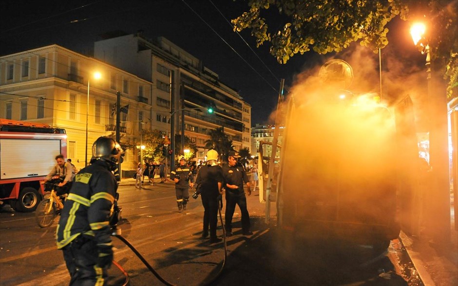 Μολότοφ και χημικά στο Σύνταγμα. Στις φλόγες τυλίχθηκε βαν τηλεοπτικού σταθμού που βρίσκεται μπροστά από τον Εθνικό Κήπο.