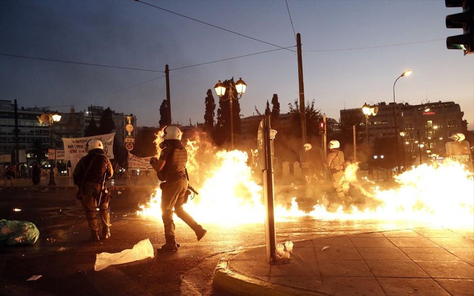 Μολότοφ και χημικά στο Σύνταγμα. Διαδηλωτές πετούν μολότοφ σε άντρες των ΜΑΤ.