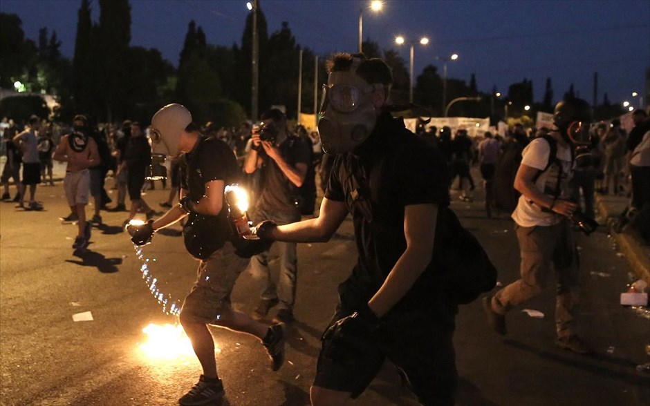 Μολότοφ και χημικά στο Σύνταγμα. 