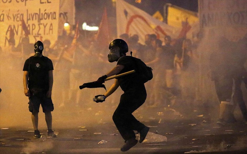 Μολότοφ και χημικά στο Σύνταγμα. 