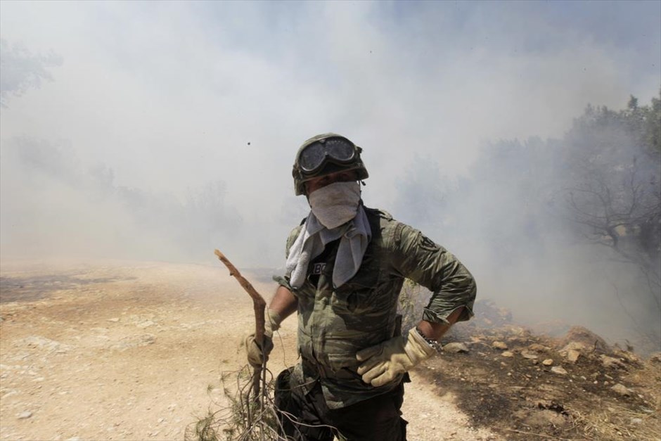 Πυρκαγιά στον Υμηττό - Καρέας . Στρατιωτικός συμμετέχει στην κατάσβεση της πυρκαγιάς στον Υμηττό.
