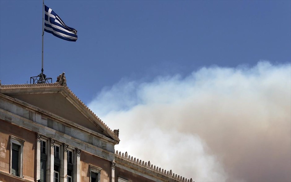 Πυρκαγιά στον Υμηττό - Καρέας . Καπνοί από τη φωτιά στον Καρέα, πίσω από τη Βουλή.