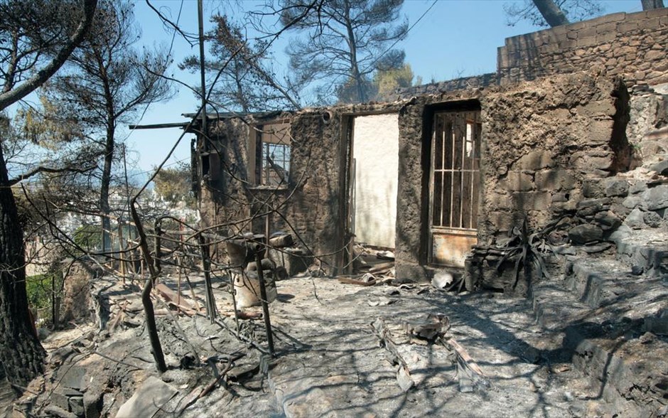Πυρκαγιά στον Υμηττό - Καρέας . Καμμένο σπίτι από την πυρκαγιά που εκδηλώθηκε στην περιοχή του Καρέα.