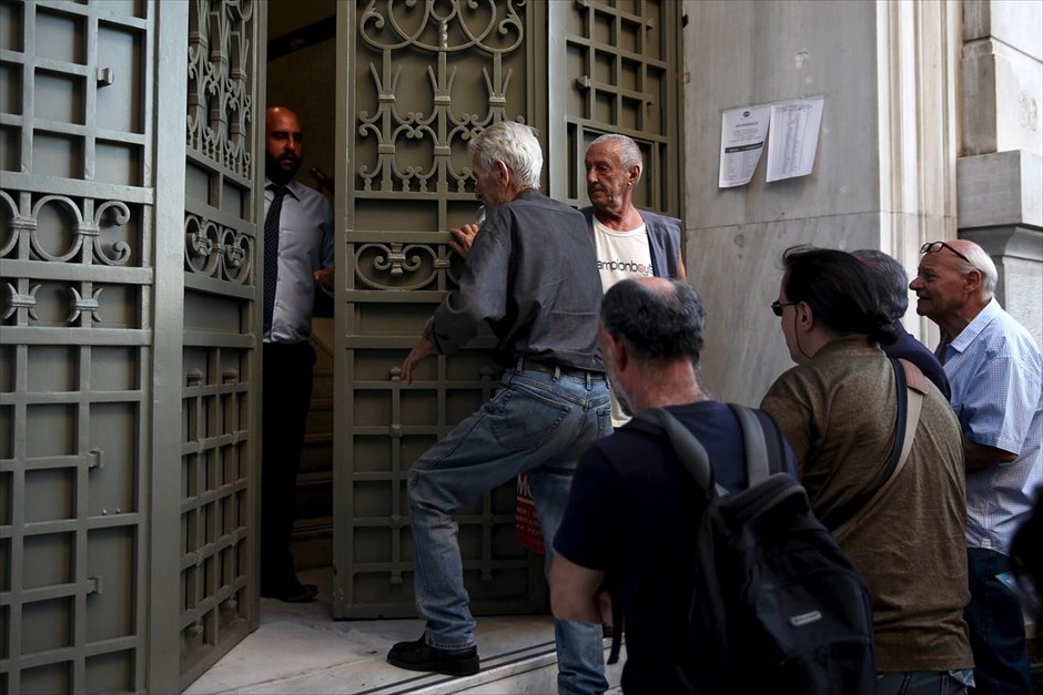 Ανοιχτά από σήμερα τα καταστήματα των τραπεζών. Υποκατάστημα της Εθνικής Τράπεζας, στο κέντρο της Αθήνας, ανοίγει την πόρτα του, προκειμένου να δεχτεί πελάτες. Ανοιχτά θα είναι από σήμερα όλα τα καταστήματα των τραπεζών, καθώς δημοσιεύθηκε στο ΦΕΚ η Πράξη Νομοθετικού Περιεχομένου για την άρση της «τραπεζικής αργίας». Τα capital controls εξακολουθούν να βρίσκονται σε ισχύ, καθώς το όριο ανάληψης μετρητών παραμένει τα 60 ευρώ σε ημερήσια βάση. Ωστόσο, δίδεται το προνόμιο της σωρευτικής εβδομαδιαίας ανάληψης.