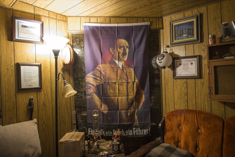 Κου Κλουξ Κλαν. Αφίσα με τον Αδόλφο Χίτλερ είναι κρεμασμένη σε σπίτι, όπου συγκεντρώνονται μέλη των οργανώσεων που συνδέονται με την Κου Κλουξ Κλαν και το Εθνικοσοσιαλιστικό Κίνημα, στην κομητεία Χουντ του Τέξας.