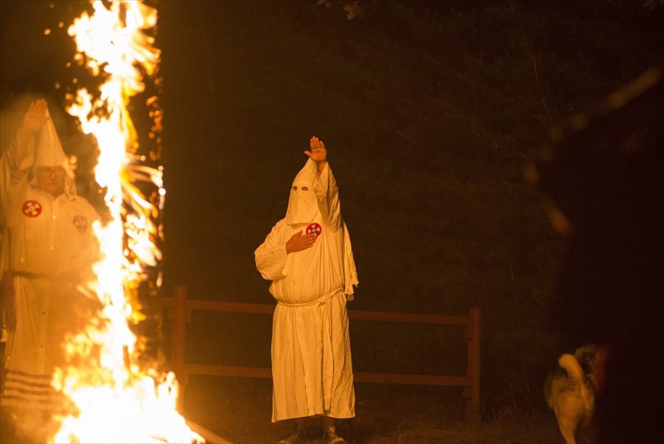 Κου Κλουξ Κλαν. Μέλος της Κου Κλουξ Κλαν χαιρετά, κατά τη διάρκεια καύσης σταυρού στην κομητεία Χένρι, στη Βιρτζίνια των ΗΠΑ.