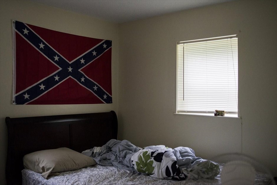 Κου Κλουξ Κλαν. Σημαία του Νότου διακρίνεται στον τοίχο του δωματίου, μέλους της Κου Κλουξ Κλαν, στη Βιρτζίνια των ΗΠΑ.