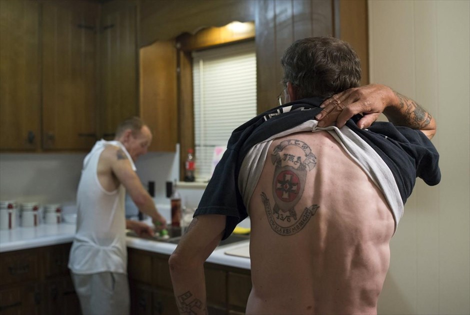 Κου Κλουξ Κλαν. Ο Τζιμ, μέλος της οργάνωσης «Ιππότες του Σκανδιναβικού Τάγματος» δείχνει το τατουάζ - έμβλημα της ΚΚΚ, στην πλάτη του.