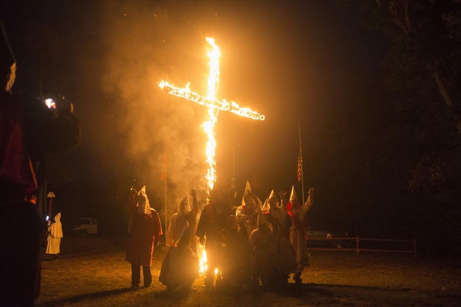 Κου Κλουξ Κλαν. Μέλη εθνικιστικής οργάνωσης, που συνδέεται με την Κου Κλουξ Κλαν, φωτογραφίζονται κατά τη διάρκεια τελετής καύσης σταυρού, στην κομητεία Χένρι της Βιρτζίνια.