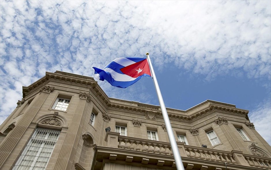 Η κουβανική σημαία υψώθηκε στην Ουάσιγκτον. Η σημαία της Κούβας κυματίζει έξω από την πρεσβεία της χώρας στην Ουάσιγκτον. Σήμερα, Δευτέρα, 20 Ιουλίου άνοιξαν ξανά οι πρεσβείες της Κούβας και των ΗΠΑ στην Ουάσιγκτον και στην Αβάνα αντίστοιχα, μετά από 54 χρόνια. Οι σχέσεις των δύο χωρών είχαν διαταραχτεί κατά τη περίοδο του Ψυχρού Πολέμου.