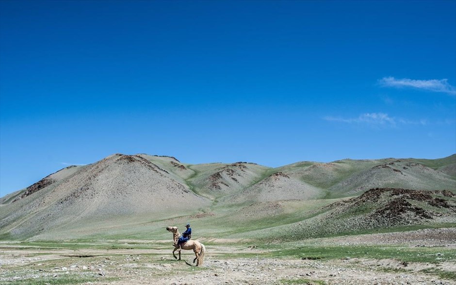 Η επιστροφή των αλόγων Πρζεβάλσκι στις στέπες της Μογγολίας - 29. Νομάς καβαλά το άλογό του, κοντά στο καταφύγιο «Takhin Tal», στη Μογγολία.