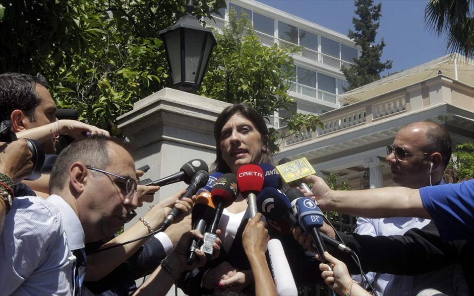 Συνάντηση με τον Πρωθυπουργό είχε η Πρόεδρος της Βουλής. Η πρόεδρος της Βουλής Ζωή Κωνσταντοπούλου βγαίνει από το Μέγαρο Μαξίμου μετά τη συνάντηση που είχε με τον πρωθυπουργό Αλέξη Τσίπρα. Για ειλικρινή και εις βάθος συζήτηση με τον Πρωθυπουργό για όλες τις εξελίξεις των τελευταίων ημερών αλλά και για τις θεσμικές πρωτοβουλίες που επιβάλλονται από πλευράς κοινοβουλιου και θεσμικών εκπροσωπήσεων σε σχέση με τη θωράκιση της δημοκρατίας, έκανε λόγο η πρόεδρος της Βουλής Ζωή Κωνσταντοπούλου μετά τη συνάντησή της με τον κ. Αλέξη Τσίπρα.