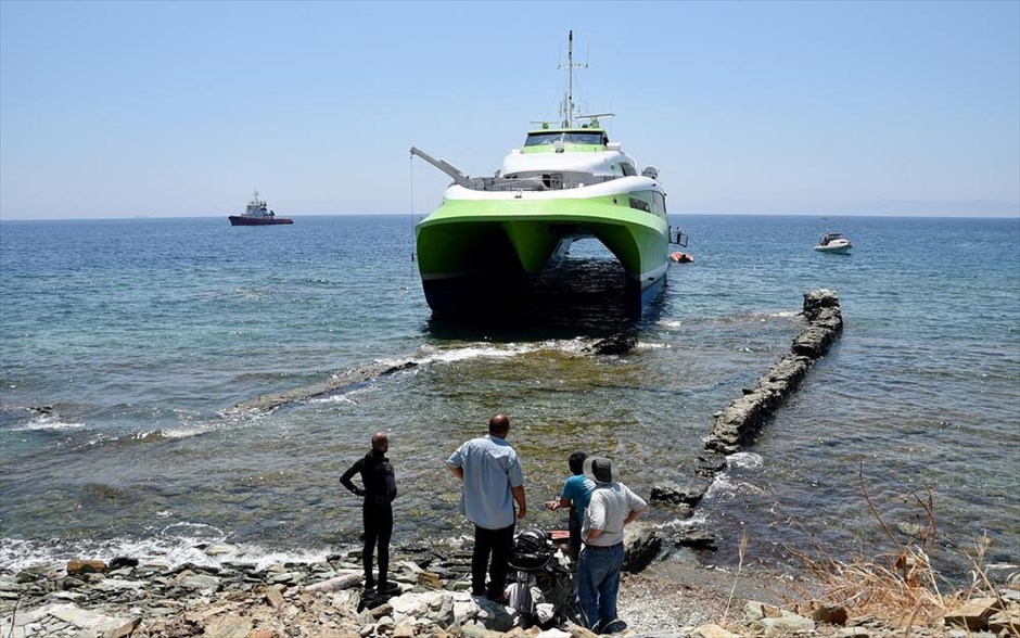 Προσάραξη ταχύπλοου λόγω ομίχλης . Σε αβαθή νερά έξω από το λιμάνι της Τήνου προσάραξε τις πρώτες πρωινές ώρες το επιβατηγό ταχύπλοο σκάφος FLYING CAT 4 με 239 επιβάτες και 14 άτομα πλήρωμα, λόγω ομίχλης χωρίς να υπάρξει εισροή υδάτων. Στο σημείο έσπευσαν άμεσα καΐκια από το νησί προκειμένου να αποβιβάσουν τους επιβάτες του πλοίου στο λιμάνι και να γίνει η αποκόλληση και ρυμούλκηση του.