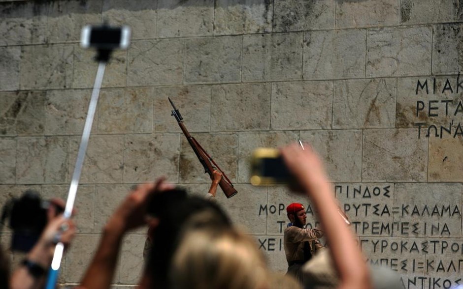 Τουρίστες φωτογραφίζουν την Προεδρική Φρουρά. Τουρίστες φωτογραφίζουν την Προεδρική Φρουρά κατά την αλλαγή, στο Σύνταγμα, ενώ επικρατούν υψηλές θερμοκρασίες στο κέντρο της Αθήνας.