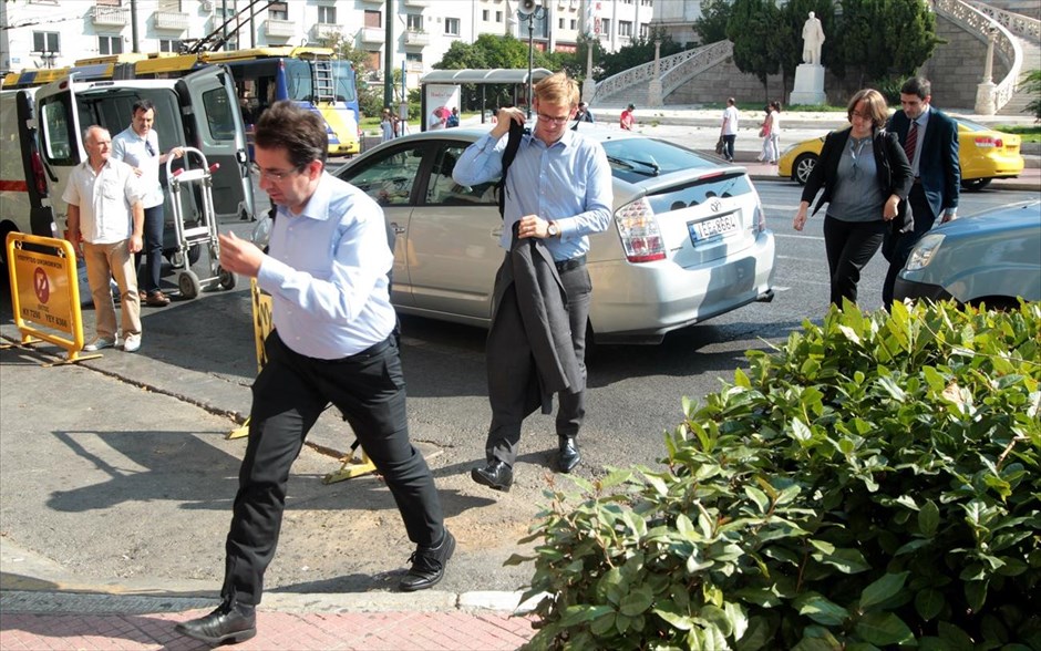 Στο ΓΛΚ τα τεχνικά κλιμάκια των θεσμών . Τεχνικά κλιμάκια των θεσμών φθάνουν στο Γενικό Λογιστήριο του Κράτους. Άρχισε η συλλογή στοιχείων από το Γενικό Λογιστήριο του Κράτους, &nbsp;στο πλαίσιο των διαπραγματεύσεων κυβέρνησης και θεσμών, που ξεκίνησαν σε επίπεδο τεχνικών κλιμακίων. Στο ΓΛΚ μετέβησαν περίπου 12 άτομα από τα τεχνικά κλιμάκια των δανειστών με βασικό αντικείμενο τη συγκέντρωση στοιχείων για την πορεία των δημοσιονομικών μεγεθών.