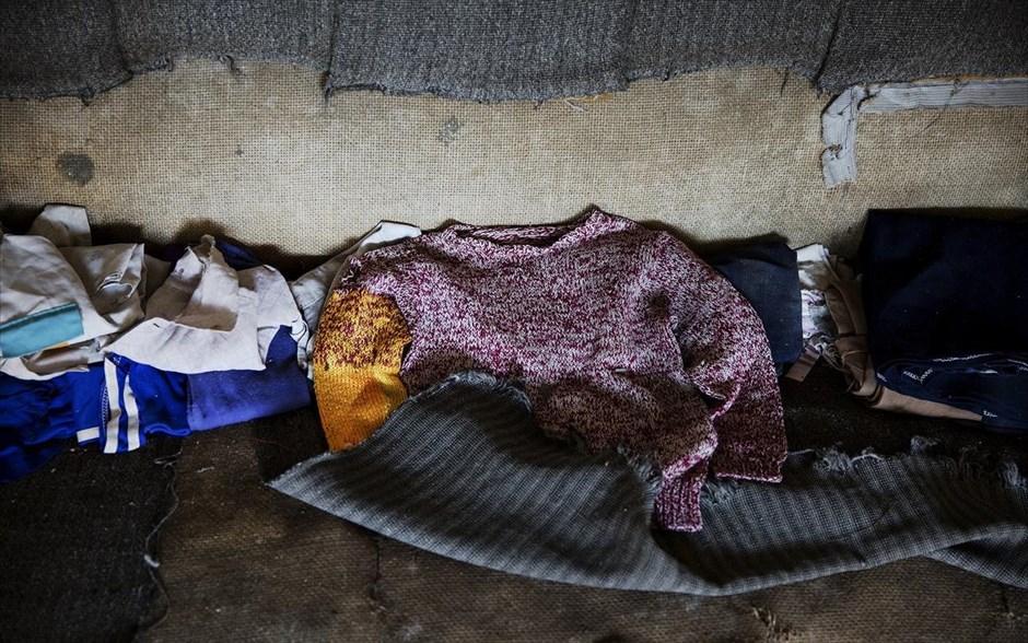 Εγκαταλειμμένο ψαροχώρι στην Κίνα 10. Ρούχα βρίσκονται παρατημένα σ’ έναν καναπέ στο εσωτερικό ενός άδειου σπιτιού.
