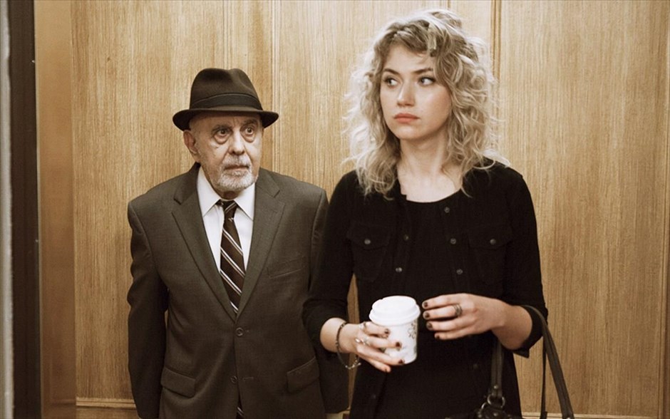«Μπερδέματα στο Broadway». «Μπερδέματα στο Broadway»: Ένας παντρεμένος σκηνοθέτης ερωτεύεται μια πρώην πόρνη και νυν ηθοποιό. Ενώ προσπαθεί να προωθήσει την καριέρα της, την ερωτεύεται και ο αρραβωνιασμένος συνεργάτης του και, φυσικά, σε όλο αυτό το μπλέξιμο προστίθενται η σύζυγος, η μνηστή και μια ανταγωνίστρια ηθοποιός.
