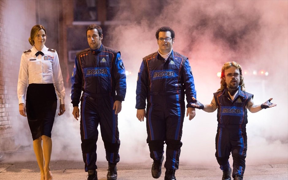 «Pixels». «Pixels»: Στην τρισδιάστατη κωμωδία επιστημονικής φαντασίας τού Κρις Κολούμπους όλα ξεκινούν, όταν κάποια εξωγήινα όντα δέχονται μηνύματα με χαρακτήρες από γήινα video games και τα παρερμηνεύουν σαν μια ξεκάθαρη δήλωση πολέμου εκ μέρους του πλανήτη μας. Έτσι, αποφασίζουν να επιτεθούν στη Γη, χρησιμοποιώντας τούς ήρωες αυτών των παιχνιδιών.