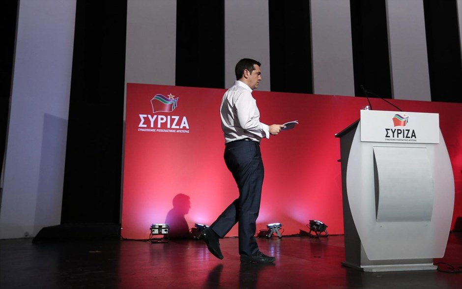 Συνεδρίαση της Κεντρικής Επιτροπής του ΣΥΡΙΖΑ. Ο πρωθυπουργός και πρόεδρος του ΣΥΡΙΖΑ ανεβαίνει στο βήμα της συνεδρίασης της Κεντρικής Επιτροπής του κόμματος πραγματοποιείται την Πέμπτη στο Σινέ Κεραμεικός. Ο ΣΥΡΙΖΑ βρίσκεται προ σημαντικών αποφάσεων και ενός ιδιότυπου ξεκαθαρίσματος λογαριασμών και η&nbsp;Κεντρική Επιτροπή καλείται να αποφανθεί για τις συλλογικές διαδικασίες που θα ακολουθηθούν το προσεχές διάστημα.&nbsp;Ο κ. Τσίπρας επέμεινε ότι το συνέδριο πρέπει να πραγματοποιηθεί τον Σεπτέμβριο, αφού επικυρωθεί η συμφωνία για το νέο πρόγραμμα δανεισμού, εναλλακτικά πρότεινε τη διεξαγωγή εσωκομματικού δημοψηφίσματος από τη βάση του ΣΥΡΙΖΑ αυτήν την Κυριακή.