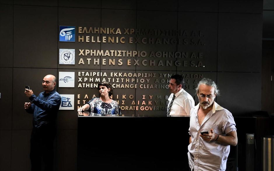 Επαναλειτουργία με «βουτιά» για το Χρηματιστήριο Αθηνών . Απώλειες περίπου 20% καταγράφει ο Γενικός Δείκτης και βουτιά σχεδόν 30% σημειώνει ο τραπεζικός δείκτης, κατά την πρώτη ημέρα λειτουργίας του Χρηματιστηρίου έπειτα από πέντε εβδομάδες αναστολής. Σύμφωνα με τους εγχώριους αναλυτές, σήμερα θα είναι ένα κρίσιμο τεστ για την αγορά, προκειμένου να αποτυπωθεί η ζημία που έγινε στην πραγματική οικονομία το τελευταίο δίμηνο.&nbsp;