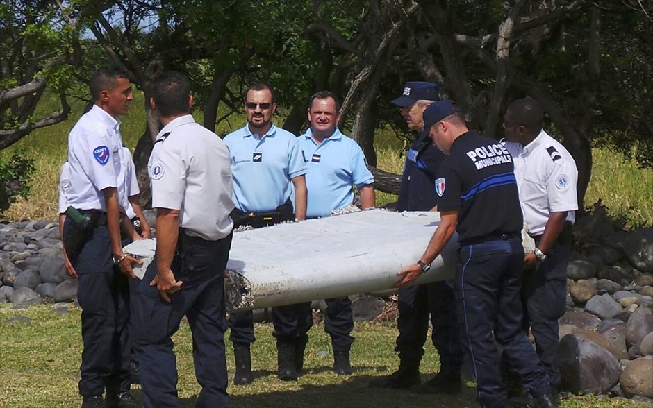 Συντρίμμια αεροσκάφους εντοπίστηκαν στο Ρεϊνιόν. Μαξιλάρια αεροπορικών θέσεων, παράθυρα αεροπλάνου και φύλλα αλουμινίου βρέθηκαν στις ακτές του νησιού Ρεϊνιόν στον Ινδικό Ωκεανό, όπου ξεβράστηκε την περασμένη εβδομάδα το τμήμα φτερού που εικάζεται ότι ανήκε στο εξαφανισμένο Boeing 777 της Malaysia Airlines.