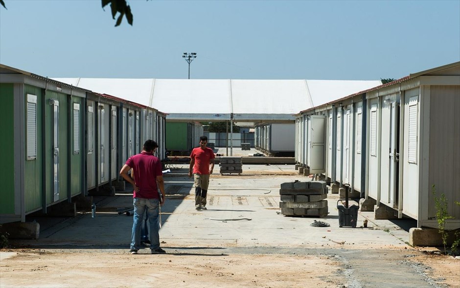 Συνεχίζονται οι εργασίες στον Ελαιώνα. Σε εξέλιξη βρίσκονται οι εργασίες στον Ελαιώνα, ώστε να διαμορφωθεί ο χώρος στον οποίο θα φιλοξενηθούν σταδιακά πρόσφυγες που σήμερα βρίσκονται σε σκηνές στο Πεδίον του Άρεως.