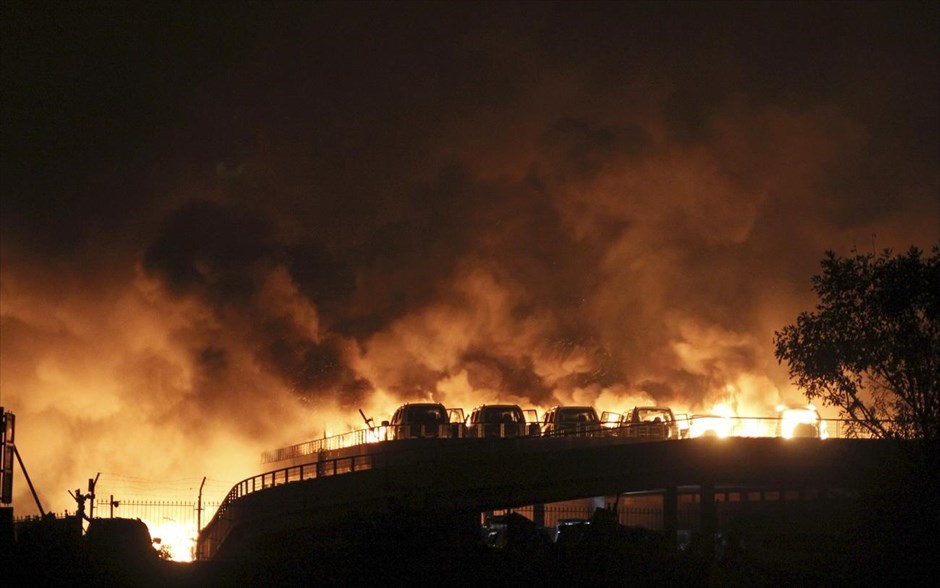 Κίνα: Δεκάδες νεκροί από ισχυρές εκρήξεις στην πόλη Τιαντζίν 1. Οχήματα έχουν τυλιχτεί στις φλόγες, έπειτα από εκρήξεις που σημειώθηκαν στο λιμάνι της πόλης Τιαντζίν.
