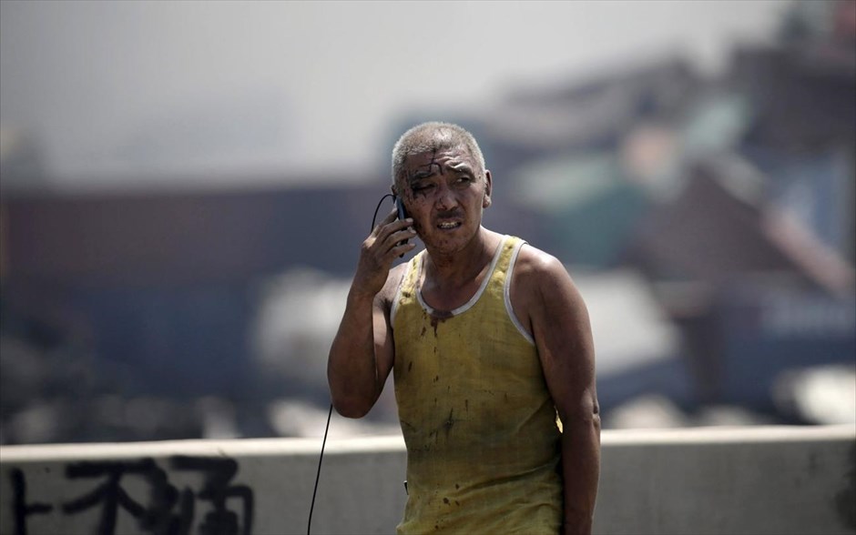 Κίνα: Δεκάδες νεκροί από ισχυρές εκρήξεις στην πόλη Τιαντζίν 6. Ένας άνδρας που γλίτωσε από τις εκρήξεις μιλά στο κινητό του τηλέφωνο.
