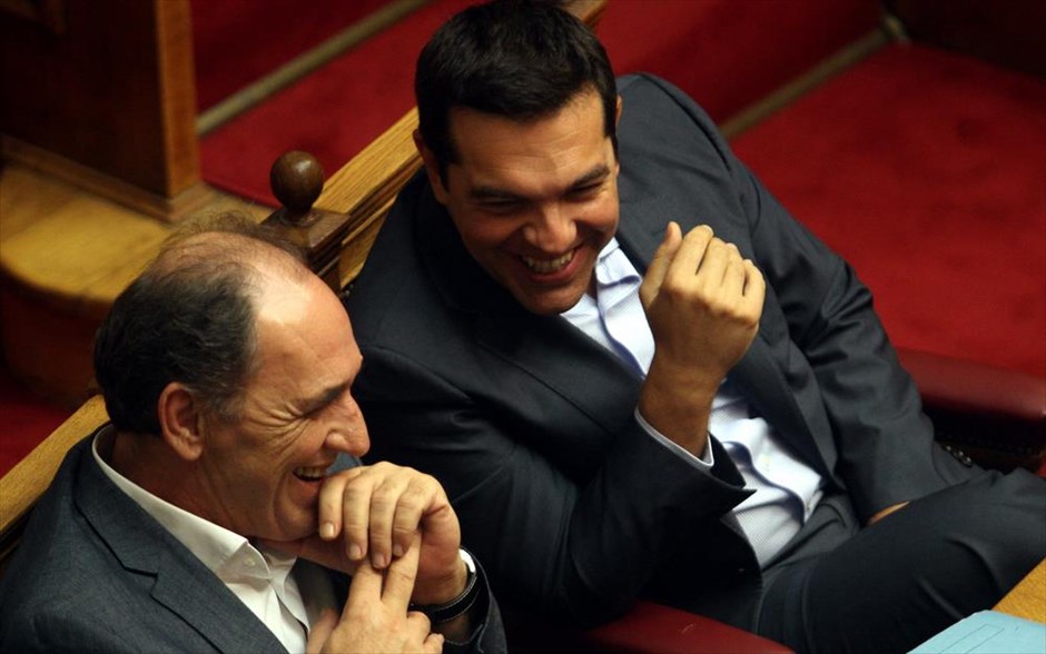 Συνεδρίαση της Ολομέλειας της Βουλής. Ο πρωθυπουργός Αλέξης Τσίπρας συνομιλεί με τον υπουργό Οικονομίας, Υποδομών, Ναυτιλίας και Τουρισμού Γιώργο Σταθάκη στη συνεδρίαση σημερινή συνεδρίαση της Ολομέλειας της Βουλής για τη συζήτηση για την κύρωση του σχεδίου σύμβασης οικονομικής ενίσχυσης από τον Ευρωπαϊκό Μηχανισμό Σταθερότητας και ρυθμίσεις για την υλοποίηση της συμφωνίας χρηματοδότησης,