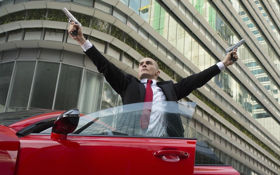 HITMAN1. «Hitman: Πράκτορας Νο. 47»: Φιλοδοξώντας να είναι η ταινία που θα ανατρέψει την άποψη ότι τα βιντεοπαιχνίδια δεν μεταφέρονται με επιτυχία στο σινεμά, η περιπέτεια καταιγιστικής δράσης του πρωτοεμφανιζόμενου σκηνοθέτη Αλεξάντερ Μπαχ δίνει κινηματογραφική ζωή σε ένα από τα πιο δημοφιλή βιντεοπαιχνίδια όλων των εποχών, ξεναγώντας μας στο επικίνδυνο σύμπαν τού εμβληματικού του μυστηριώδους αντιήρωα, ο οποίος είναι η απόλυτη φονική μηχανή.