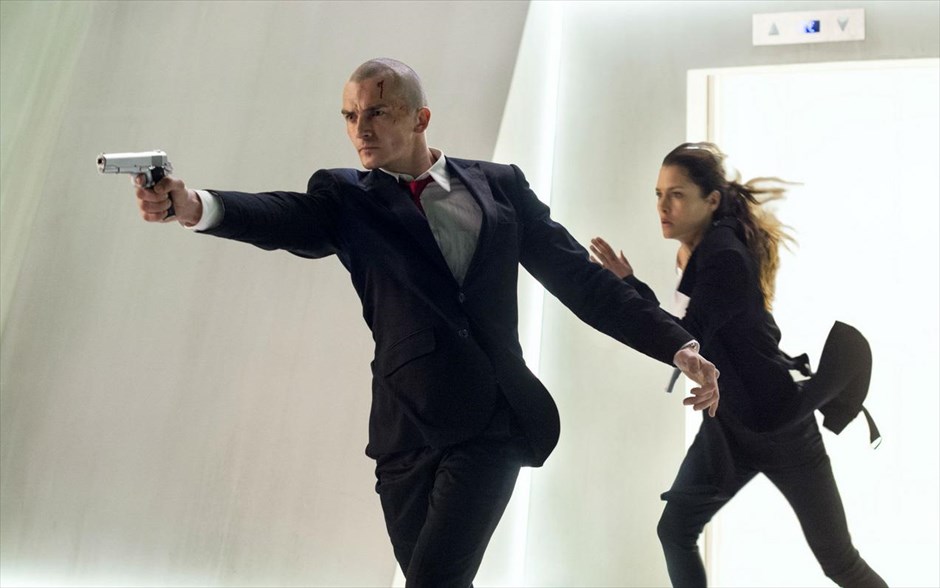 HITMAN5. «Hitman: Πράκτορας Νο. 47»: Φιλοδοξώντας να είναι η ταινία που θα ανατρέψει την άποψη ότι τα βιντεοπαιχνίδια δεν μεταφέρονται με επιτυχία στο σινεμά, η περιπέτεια καταιγιστικής δράσης του πρωτοεμφανιζόμενου σκηνοθέτη Αλεξάντερ Μπαχ δίνει κινηματογραφική ζωή σε ένα από τα πιο δημοφιλή βιντεοπαιχνίδια όλων των εποχών, ξεναγώντας μας στο επικίνδυνο σύμπαν τού εμβληματικού του μυστηριώδους αντιήρωα, ο οποίος είναι η απόλυτη φονική μηχανή.