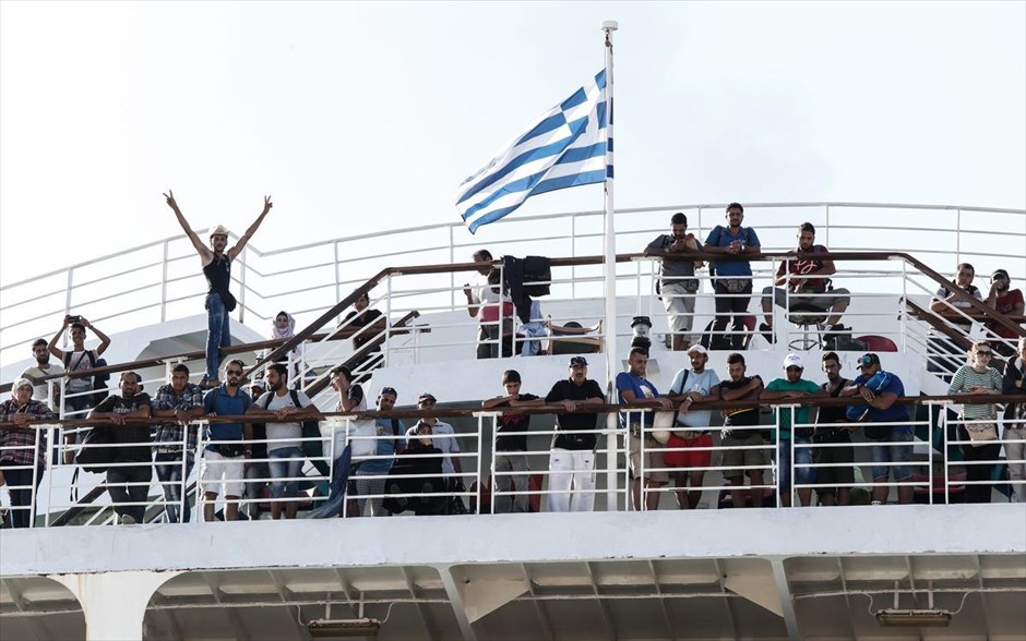 Πρόσφυγες - Μετανάστες - Πλοίο Ελευθέριος Βενιζέλος - Άφιξη στον Πειραιά. 
