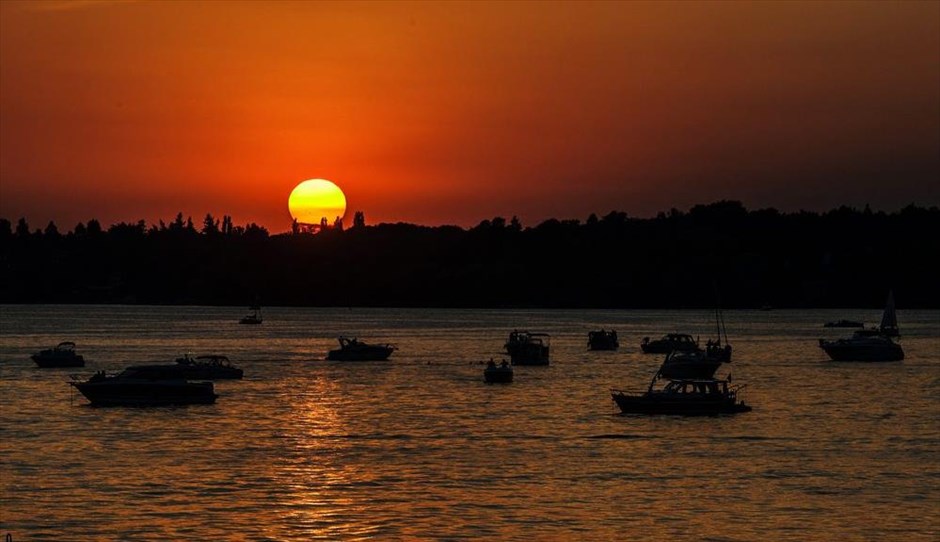 Ηλιοβασίλεμα στο Βερολίνο. Ο ήλιος δύει πάνω από τη λίμνη Wannsee, στο Βερολίνο.