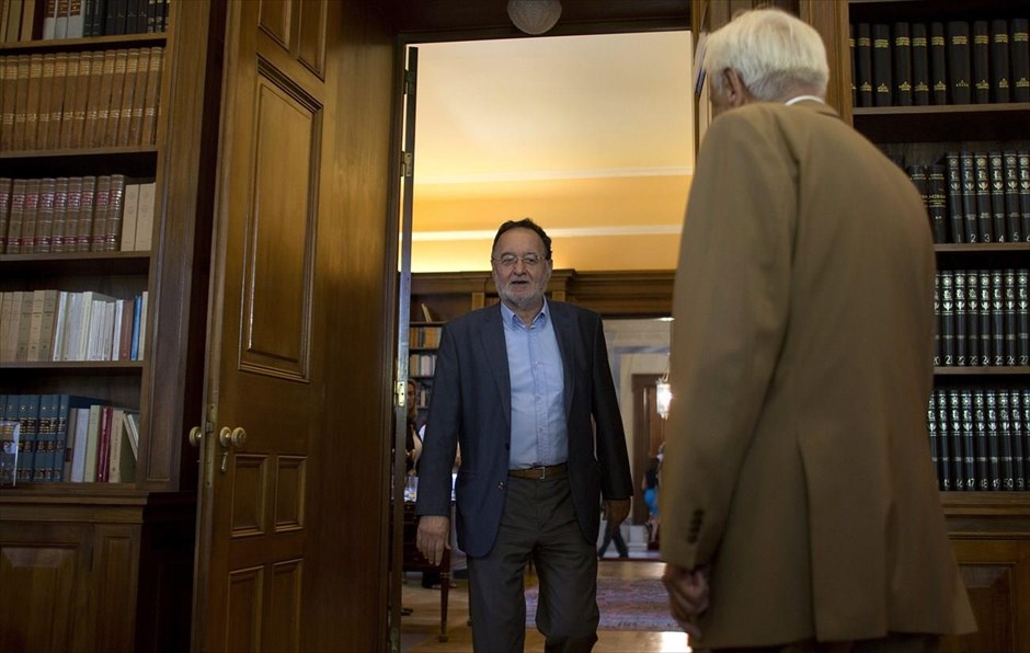 Στη Λαϊκή Ενότητα η διερευνητική εντολή. Ο πρόεδρος της Κ.Ο. της Λαϊκής Ενότητας, Παναγιώτης Λαφαζάνης, παραλαμβάνοντας από τον Πρόεδρο της Δημοκρατίας τη διερευνητική εντολή για σχηματισμό κυβέρνησης, κατήγγειλε για άλλη μία αφορά τις «εκλογές-εξπρές», κάνοντας λόγο για αντιδημοκρατική εκτροπή και για ενέργειες που δείχνουν βαθιά ακραία αντιδημοκρατική νοοτροπία. Σε δηλώσεις του μετά τη συνάντησή του με τον κ. Προκόπη Παυλόπουλο, σημείωσε ότι η Λαϊκή Ενότητα δεν έχει αυταπάτες ότι μπορεί να γίνει κυβέρνηση σε αντιμνημονιακή κατεύθυνση από την παρούσα Βουλή.