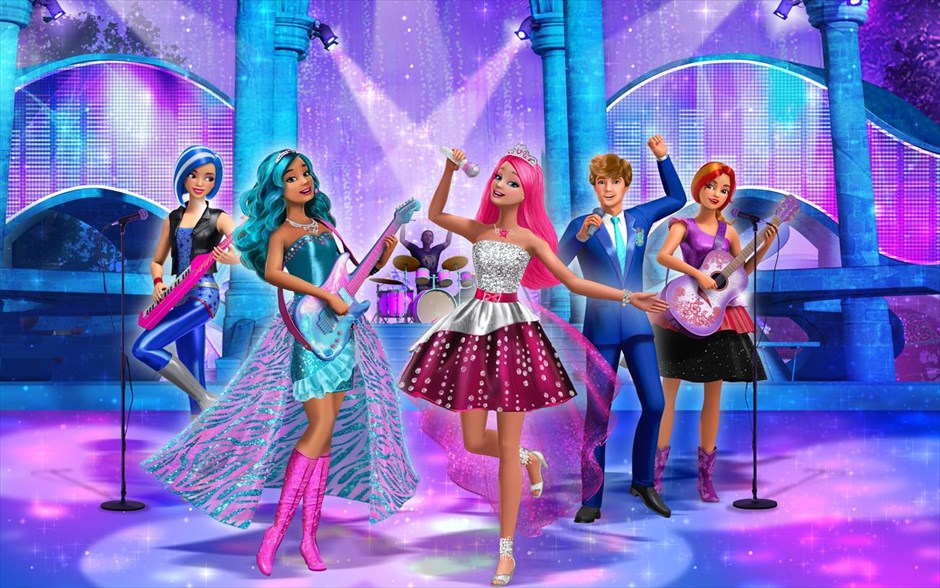 «Barbie η πριγκίπισσα και η ροκ σταρ». «Barbie η πριγκίπισσα και η ροκ σταρ»: Στο μιούζικαλ κινουμένων σχεδίων του Όουεν Χάρλεϊ, η Barbie είναι μία μοντέρνα πριγκίπισσα, που, ξαφνικά, βλέπει τον κόσμο της να ανατρέπεται, όταν αλλάζει θέση με μια διάσημη τραγουδίστρια. Μετά από ένα μπέρδεμα, η πριγκίπισσα καταλήγει στην Ποπ Κατασκήνωση και η τραγουδίστρια στη Βασιλική, ενώ αυτοί οι&nbsp; εντελώς διαφορετικοί κόσμοι έρχονται σε σύγκρουση.