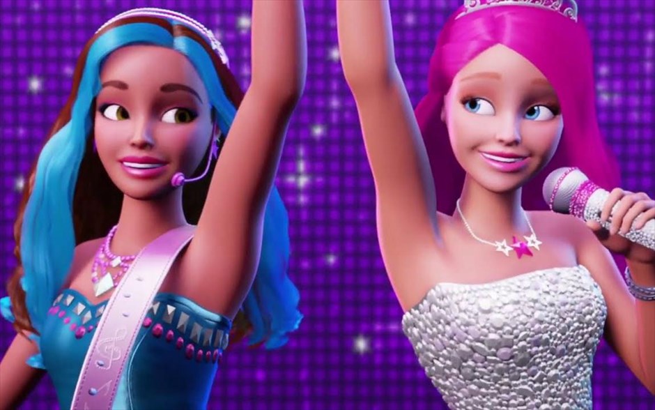 «Barbie η πριγκίπισσα και η ροκ σταρ». «Barbie η πριγκίπισσα και η ροκ σταρ»: Στο μιούζικαλ κινουμένων σχεδίων του Όουεν Χάρλεϊ, η Barbie είναι μία μοντέρνα πριγκίπισσα, που, ξαφνικά, βλέπει τον κόσμο της να ανατρέπεται, όταν αλλάζει θέση με μια διάσημη τραγουδίστρια. Μετά από ένα μπέρδεμα, η πριγκίπισσα καταλήγει στην Ποπ Κατασκήνωση και η τραγουδίστρια στη Βασιλική, ενώ αυτοί οι&nbsp; εντελώς διαφορετικοί κόσμοι έρχονται σε σύγκρουση.