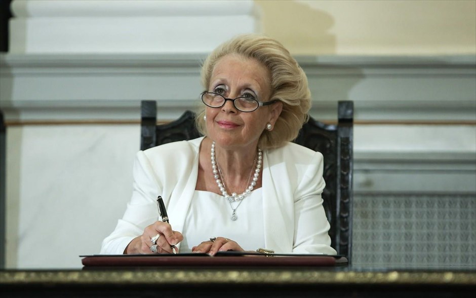 Ορκίστηκε ως υπηρεσιακή Πρωθυπουργός η Βασιλική Θάνου. Υπηρεσιακή Πρωθυπουργός ορκίστηκε η Βασιλική Θάνου, η οποία υπέγραψε το πρωτόκολλο ανάληψης των καθηκόντων της, υπό την παρουσία του Προέδρου της Δημοκρατίας, Προκόπη Παυλόπουλου.
Ακολούθως, η πρώτη γυναίκα Πρωθυπουργός της χώρας στη σύγχρονη ιστορία της Ελλάδας, θα μεταβεί στο Μέγαρο Μαξίμου, προκειμένου να παραλάβει το πρωθυπουργικό γραφείο από τον Αλέξη Τσίπρα.
Η ορκωμοσία της κυβέρνησης θα διεξαχθεί αύριο, Παρασκευή, κατόπιν συνεννόησης του Προέδρου της Δημοκρατίας και της κ. Θάνου.