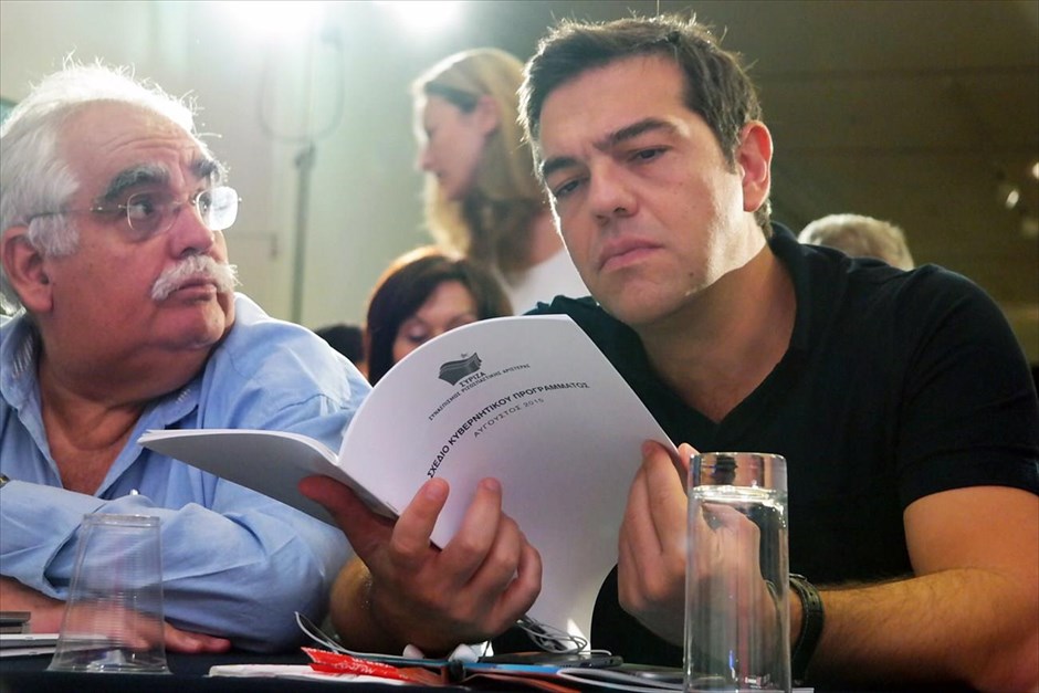 Πανελλαδική συνδιάσκεψη του ΣΥΡΙΖΑ. Ο πρόεδρος του ΣΥΡΙΖΑ Αλέξης Τσίπρας διαβάζει το σχέδιο του κυβερνητικού προγράμματος, σε στιγμιότυπο από την Πανελλαδική συνδιάσκεψη του κόμματος.&nbsp;Σύμφωνα με στελέχη κοντά στον Αλ. Τσίπρα, το πρόγραμμα, το οποίο θα παρουσιαστεί ανά κεφάλαιο σε τέσσερις με πέντε συνεντεύξεις Τύπου μέχρι τις εκλογές, θα είναι «στοχευμένο, συνεκτικό και απολύτως υλοποιήσιμο». Ανοιχτό παραμένει ακόμη ποια στελέχη θα χρεωθούν κάθε κεφάλαιο.