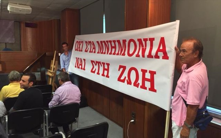 Στιγμιότυπο από τη συνέντευξη Τύπου της Ζωής Κωνσταντοπούλου. Τη σύμπραξή της με τη Λαϊκή Ενότητα ανακοίνωσε η Ζωή Κωνσταντοπούλου. Στο πλαίσιο συνέντευξης Τύπου που παραχώρησε η κ. Κωνσταντοπούλου ανακοίνωσε ότι θα συμπράξει ως ανεξάρτητη, συνεργαζόμενη με τη Λαϊκή Ενότητα.
«Έχω την πεποίθηση ότι σε συνθήκες περιστολής της δημοκρατίας ποτέ δεν μπορεί η Αριστερά, οι αγωνιζόμενοι άνθρωποι να δεχθούν τα αδιέξοδα. Σε αυτές τις εκλογές που με όλη αυτή τη σκοτεινή διεργασία που έγινε θα είμαι παρούσα θα είμαι ενεργή όπως από χρόνια αποφάσισα και δεσμεύτηκα» ανέφερε.