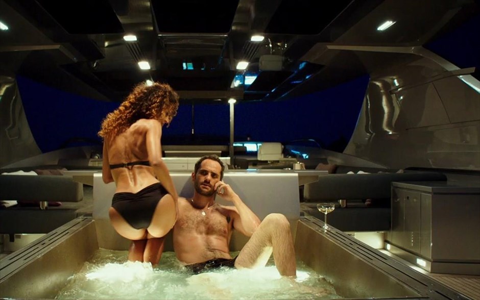 «The Transporter Refueled». «The Transporter Refueled»: Πολυτελή γρήγορα αυτοκίνητα, εντυπωσιακές σκηνές καταδίωξης και συγκρούσεων και μια ληστεία που πάει στραβά. Οι παραγωγοί της τριλογίας «Taken» χτίζουν από την αρχή τον ανεξέλεγκτο και καταιγιστικό κόσμο του «Transporter», χωρίς όμως τον Τζέισον Στέιθαμ στον ρόλο του Φρανκ Μάρτιν, ο οποίος περνάει στα χέρια του Εντ Σκράιν, γνωστού από τη συμμετοχή του στο «Game of Thrones».