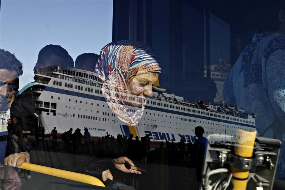 Προσφυγικό - Μετανάστες - Πρόσφυγες - Πειραιάς . Πρόσφυγες αποβιβάζονται από το πλοίο «Ελ. Βενιζέλος», στο λιμάνι του Πειραιά.